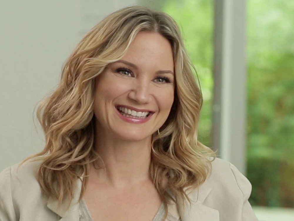 The Only Funny Thing About Jennifer Nettles Falling Off Stage and Breaking Her Rib? Her Tweets!